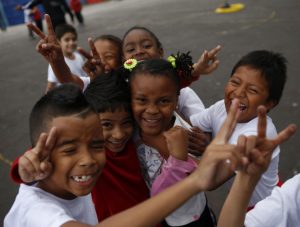 Anuncian beneficios para escolares migrantes en nuevo plan del Mineduc