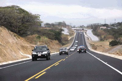 Autos viajando en carretera