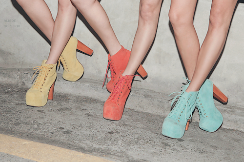 Zapatos de colores causan furor en las redes sociales