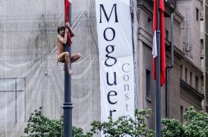 Hombre protestó subiéndose desnudo a un mástil en la Plaza de la Constitución