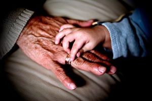 Abuela sorda se comunica con su pequeña nieta por primera vez