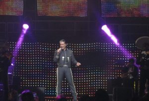 Alejandro Fernández vive bochornoso show en México