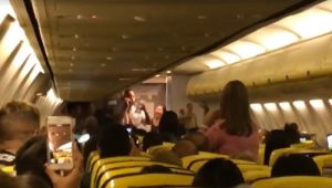 Azafato sorprende con especial versión de "Despacito" en pleno vuelo