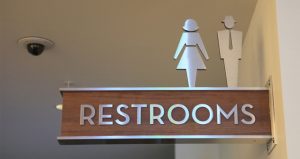 Mineduc emite circular para implementar baños mixtos en las escuelas