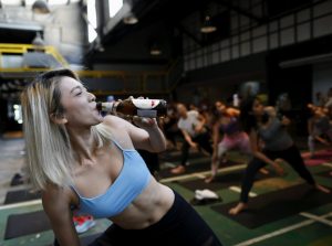 Beer Yoga, la tendencia que mezcla la cerveza con las clases de yoga