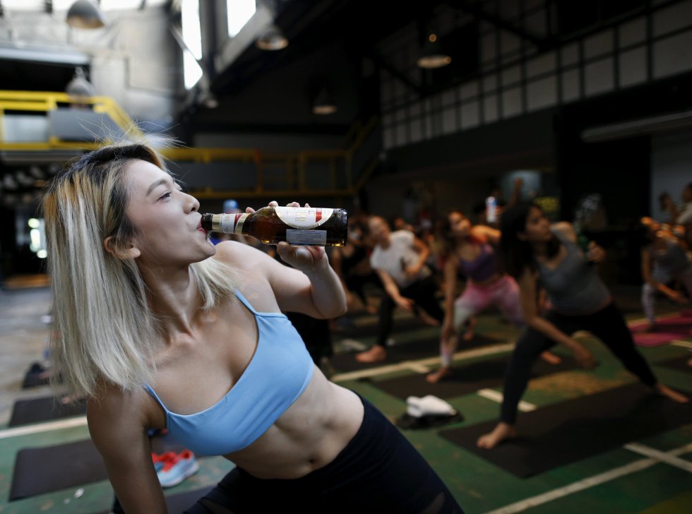 Beer Yoga, la tendencia que mezcla la cerveza con las clases de yoga