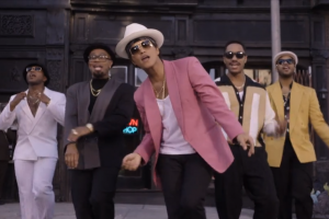 Niña enternece Internet bailando el coro de "Uptown funk" de Bruno Mars