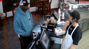 Increíble reacción de un cajero al ser asaltado en Estados Unidos