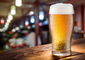 Hombre atropellado por un bus se levanta rápidamente para ir a beber a un bar