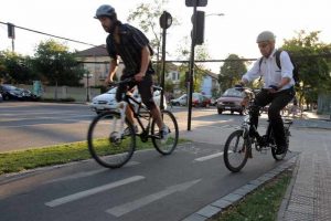 Conductor que intenta atropellar a ciclista termina con castigo ejemplar