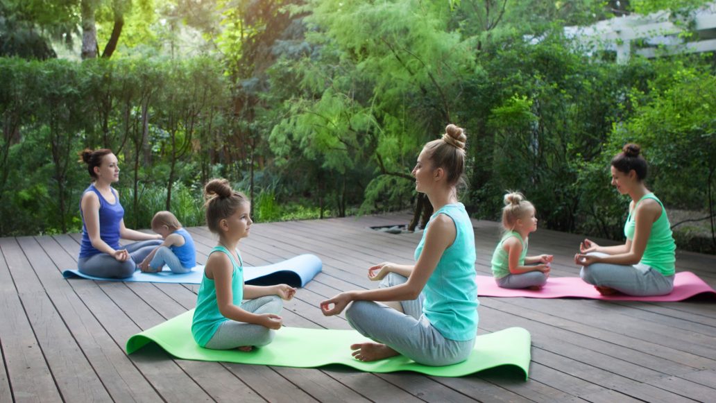 Clase de yoga para madre e hijos