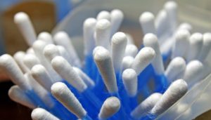 Los riesgos asociados al uso de los cotonitos en los oídos