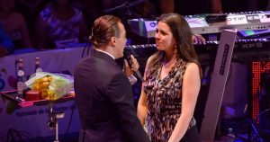 Cristian Castro sorprende a su novia en pleno concierto