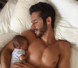 El particular método de un padre para calmar a su bebé