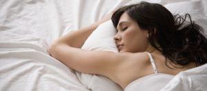 Estudio revela que las mujeres que duermen más tendrían mejor sexo