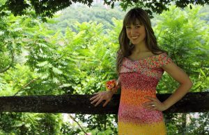 Joven confecciona vestido en base a envoltorios de masticables