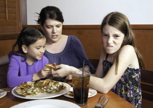 ¿Tus hijos pelean a la hora de comer? Sigue estos consejos