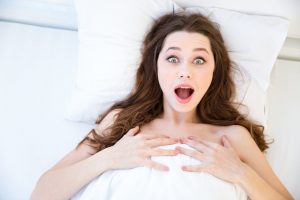 ¿Has saltado de tu cama cuando intentas quedarte dormida? ¡Esta es la razón!