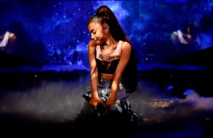 Periodista recibió críticas por desatinada broma sobre Ariana Grande