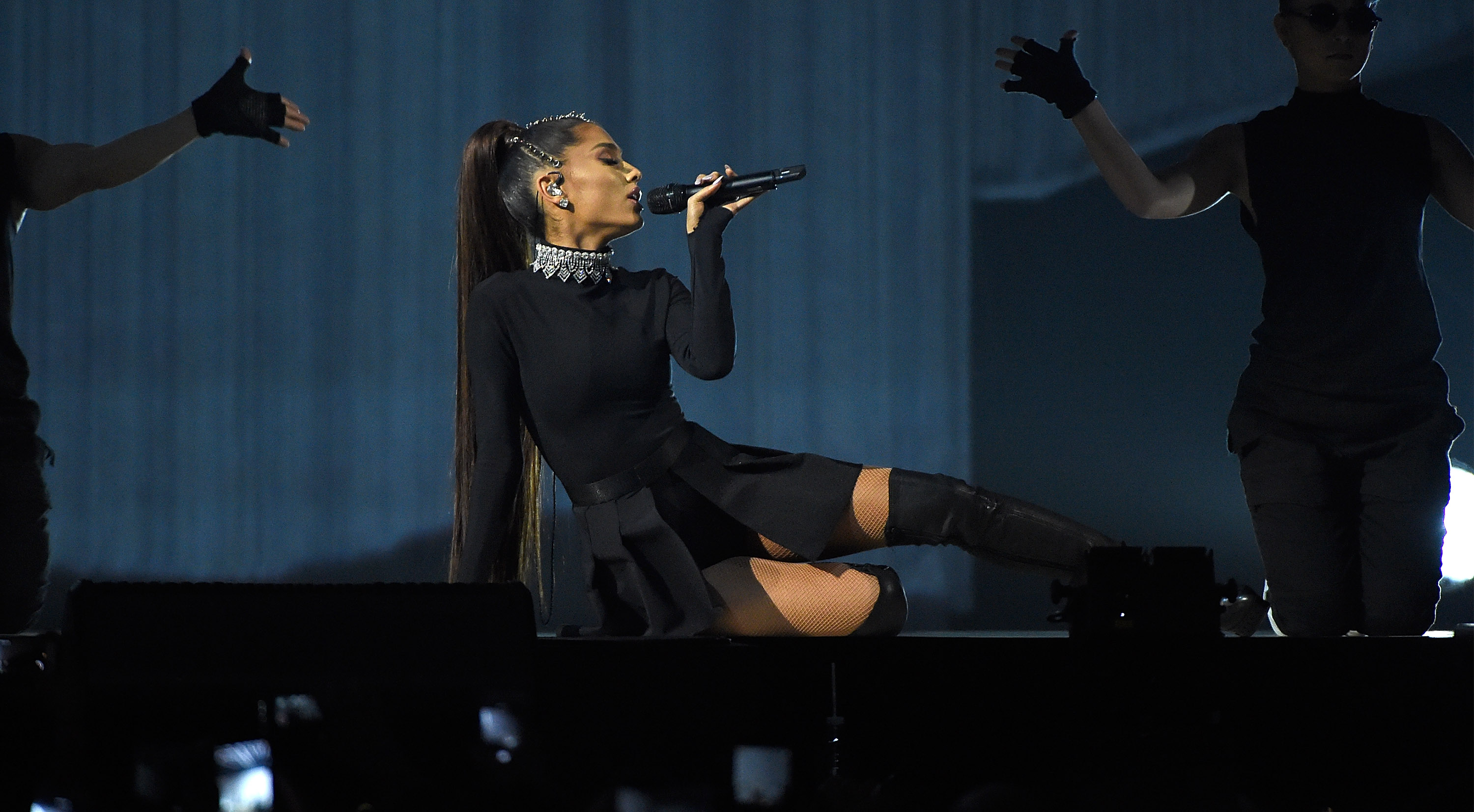 Музыка петь клип. Арианда Грандэ на сцене. Ariana grande на сцене.
