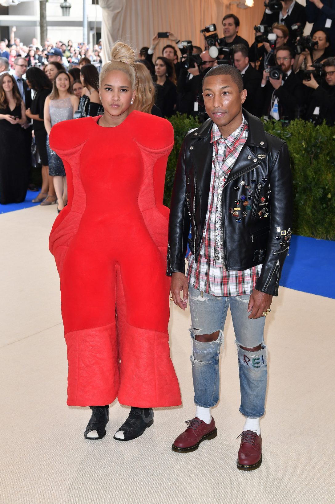 Pharrell Williams y Helen Lasichanh en la Met Gala 2017