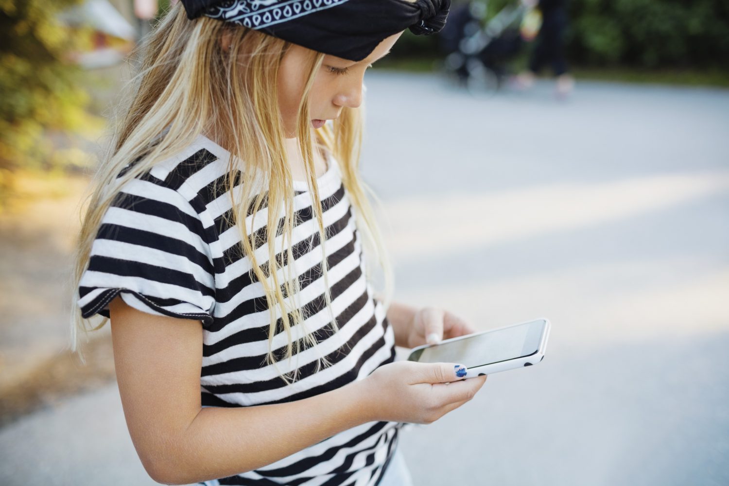 Niña usando celular