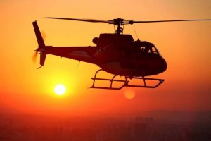 Hombre en helicóptero aterriza solo a comprar una hamburguesa