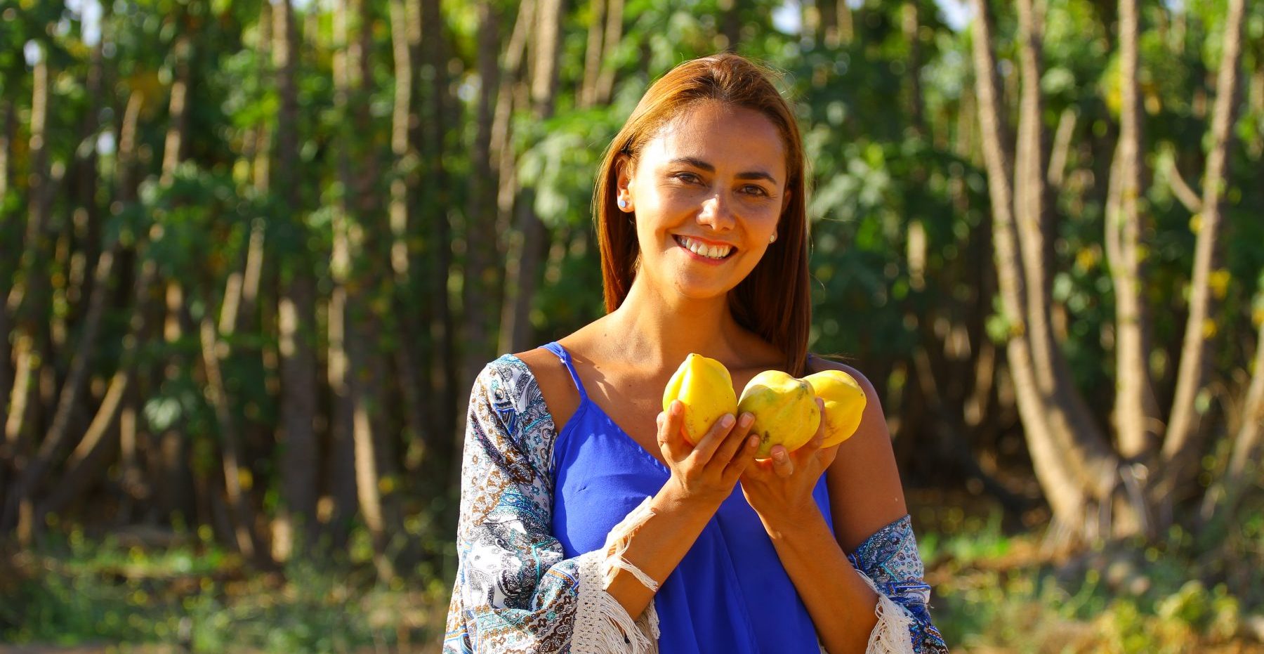 Carola Bezamat y una papaya