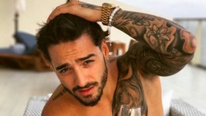 Maluma suma un nuevo tatuaje a su atractiva colección