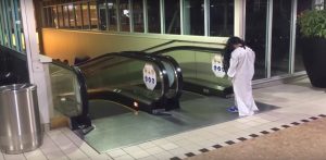 Niño y terrorífica monja sorprenden a transeúntes en Australia