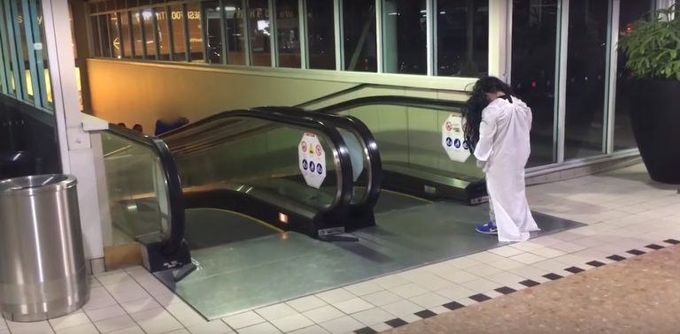 Niño y terrorífica monja sorprenden a transeúntes en Australia