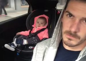 La reacción de una pequeña cuando su padre cambia la música