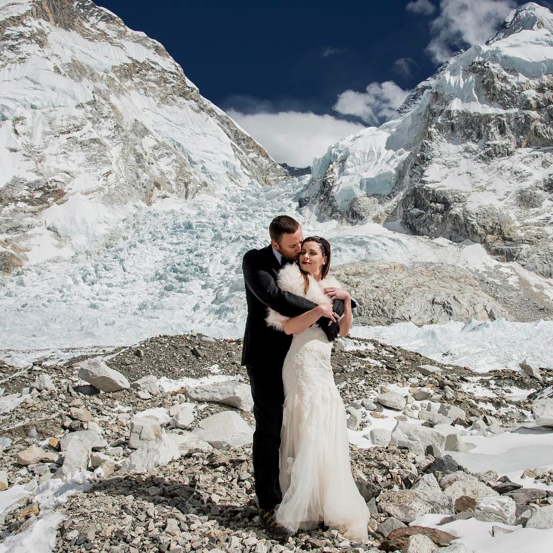 Ashley Schmieder y James Sisson en el monte Everest