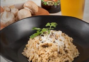 ¿No sabes qué cocinar este fin de semana? Atrévete con un risotto de setas a la cerveza