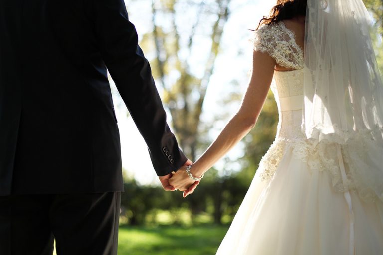 ¡Para invitarla de nuevo! Dama de honor arruinó el primer beso de recién casados
