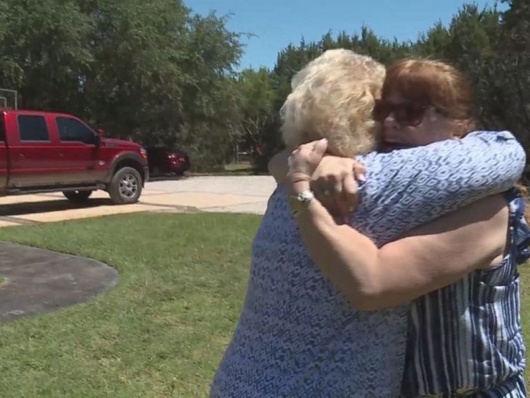 Emocionante reencuentro de una madre con su hija después de 52 años