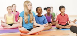 Descubre los beneficios que trae el yoga para tus hijos