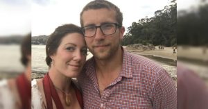 Su novio le regaló un colgante y lo que descubrió en su interior un año después la dejó perpleja