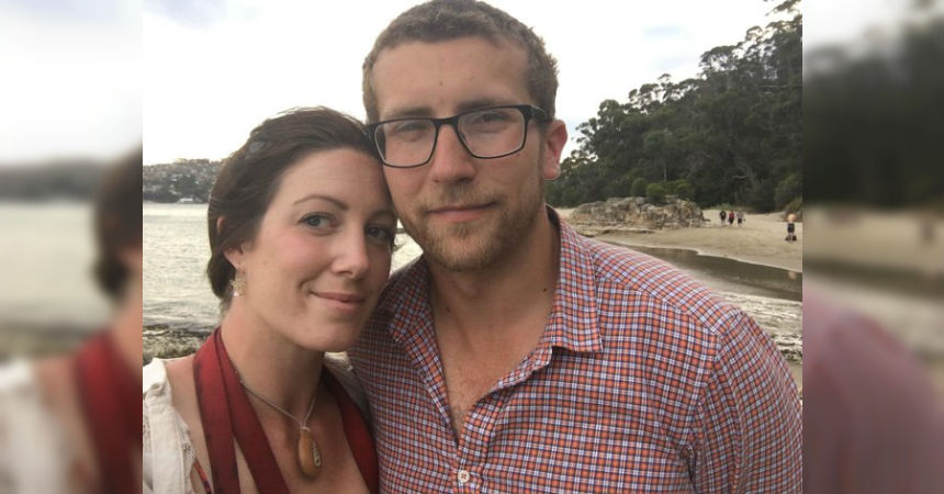 Su novio le regaló un colgante y lo que descubrió en su interior un año después la dejó perpleja