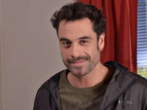 Julio Jung Duvauchelle chochea con su hija de dos años