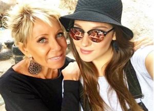 ¿Hermanas? La ondera foto con que Kel Calderón saludó a su mamá