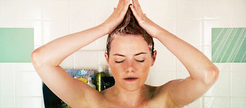 Haz esto al lavar el pelo y evitarás que se caiga más de lo normal. 