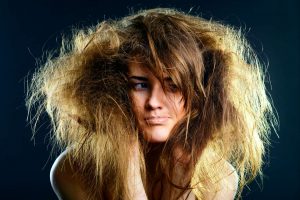 10 técnicas para dominar tu cabello cuando llueve