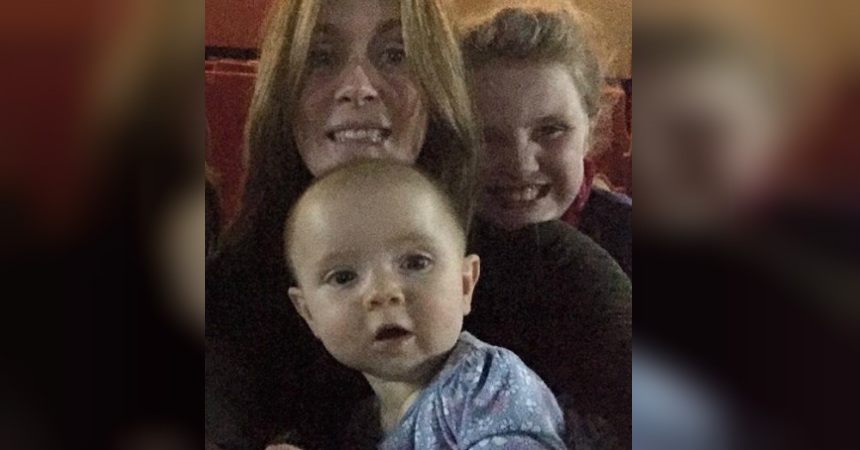 Familia se tomó una selfie en el cine y apareció una misteriosa figura