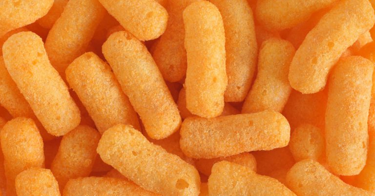 Una niña creyó que había recogido un delicioso Cheeto, pero se llevó una sorpresa al descubrir lo que era