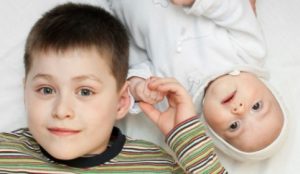 Tierna reacción de un niño al conocer a su hermano recién nacido