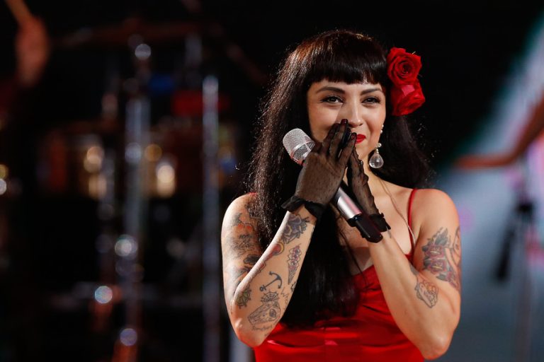 ¡Un nuevo logro de Mon Laferte! Recibió doble disco de platino por "La trenza"