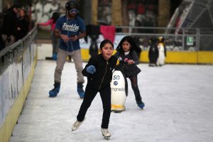 Abren en el Parque Araucano la primera pista pública de patinaje sobre hielo