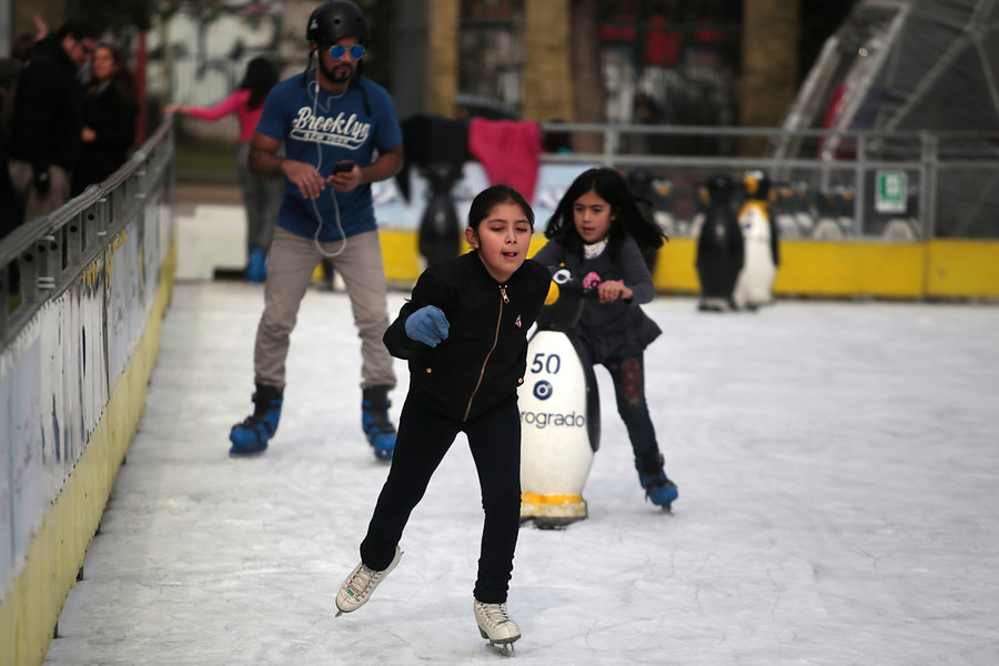 Abren en el Parque Araucano la primera pista pública de patinaje sobre hielo
