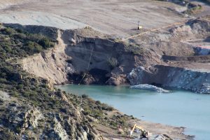 Presencia de agua y barro dificulta la búsqueda de los mineros atrapados en mina Delia II